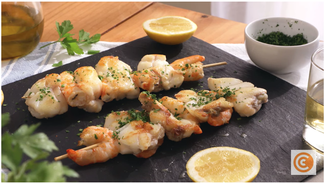 Ensalada de verduras variadas conBrochetas de Rape y langostinos y patatas a la  gallega